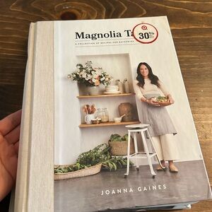 Magnolia Table Cookbook by Joanna Gaines – Like New